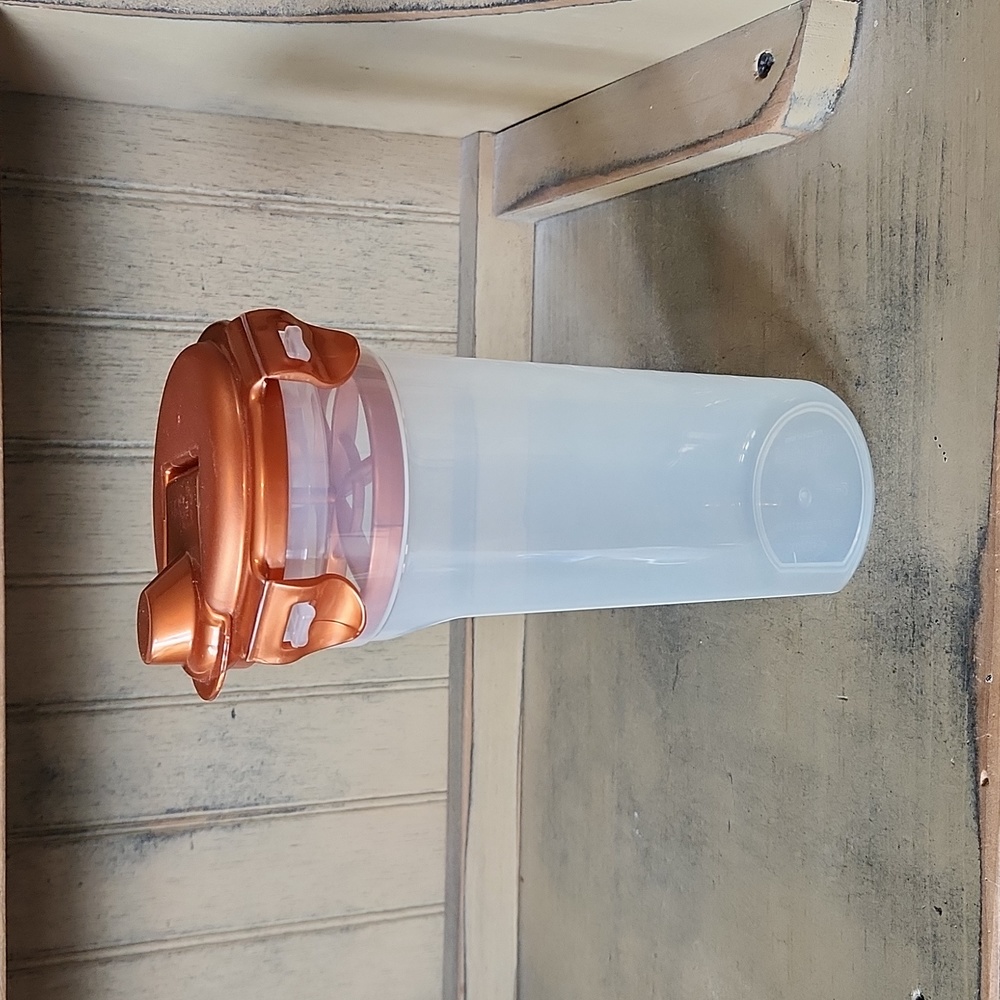 Lock&Lock 23-Fluid Ounce Round Food Container with Mixer and Sauce Bottle Lid